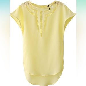 Detailed neckline, yellow blouse 💛